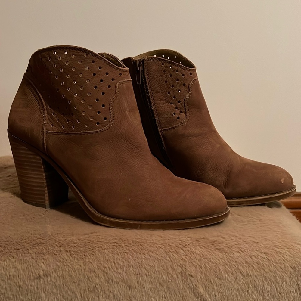 Woman's Lucky Brand Ankle Boots. Size 9